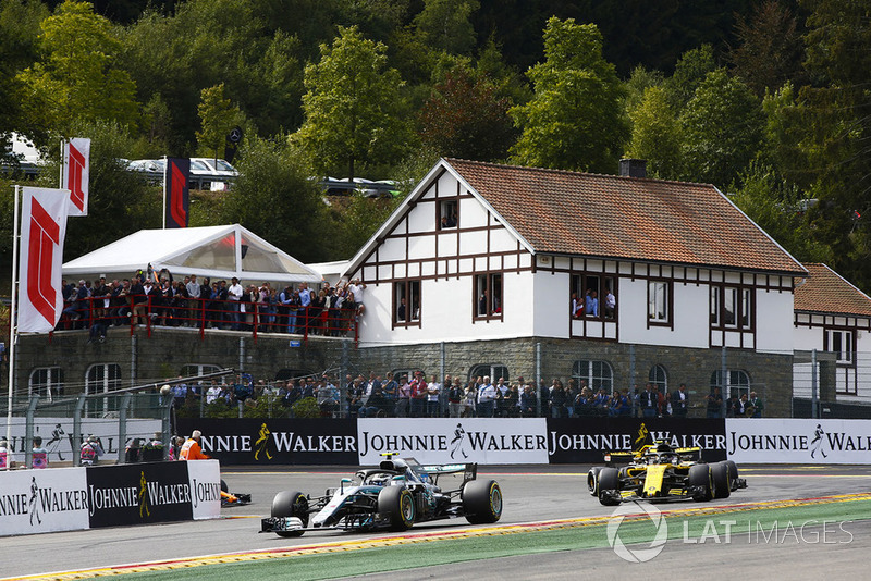 Valtteri Bottas, Mercedes AMG F1 W09, y Nico Hulkenberg, Renault Sport F1 Team R.S. 18