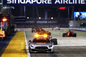 La Safety Car davanti a Lewis Hamilton, Mercedes AMG F1 W09 EQ Power+
