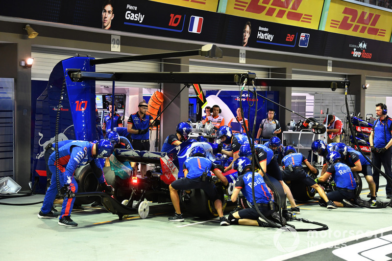 Brendon Hartley, Scuderia Toro Rosso STR13 pit stop
