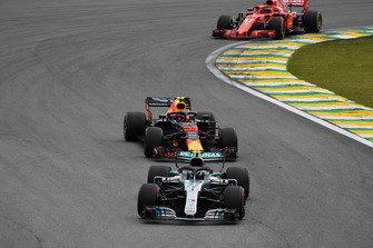 Valtteri Bottas, Mercedes-AMG F1 W09 voor Max Verstappen, Red Bull Racing RB14