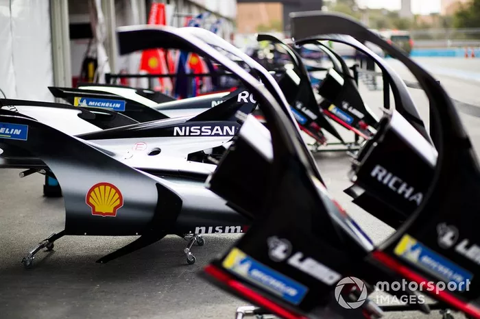 Nissan e.Dams carrocería en la calle de boxes
