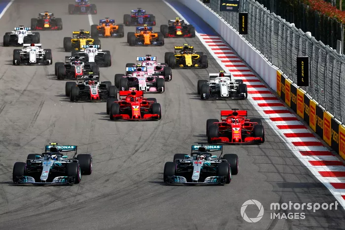 Arrancada, Valtteri Bottas, Mercedes AMG F1 W09, Lewis Hamilton, Mercedes AMG F1 W09 y Sebastian Vettel, Ferrari SF71H