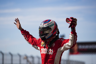 Kimi Raikkonen, Ferrari, 1° classificato, festeggia nel parco chiuso