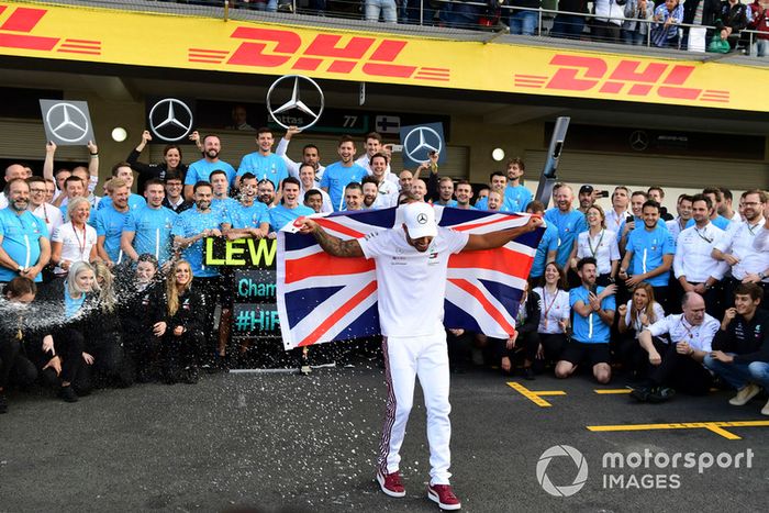 Lewis Hamilton, Mercedes AMG F1 celebra con el equipo