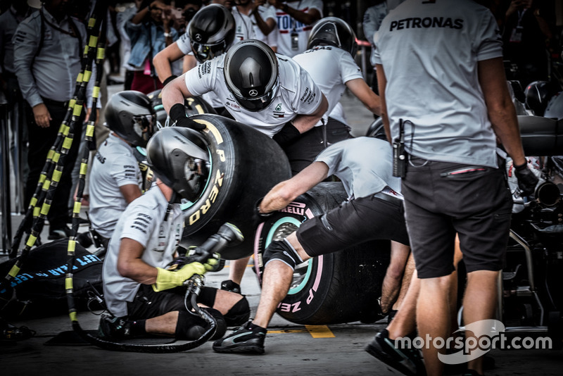 Mercedes AMG F1 W09 team