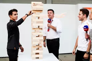 Lando Norris, McLaren, ve Stoffel Vandoorne, McLaren Dev Jenga oynuyor