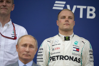 Podyum: James Allison, Mercedes AMG F1 Teknik Direktörü, Valtteri Bottas, Mercedes AMG F1 ve Lewis Hamilton, Mercedes AMG F1