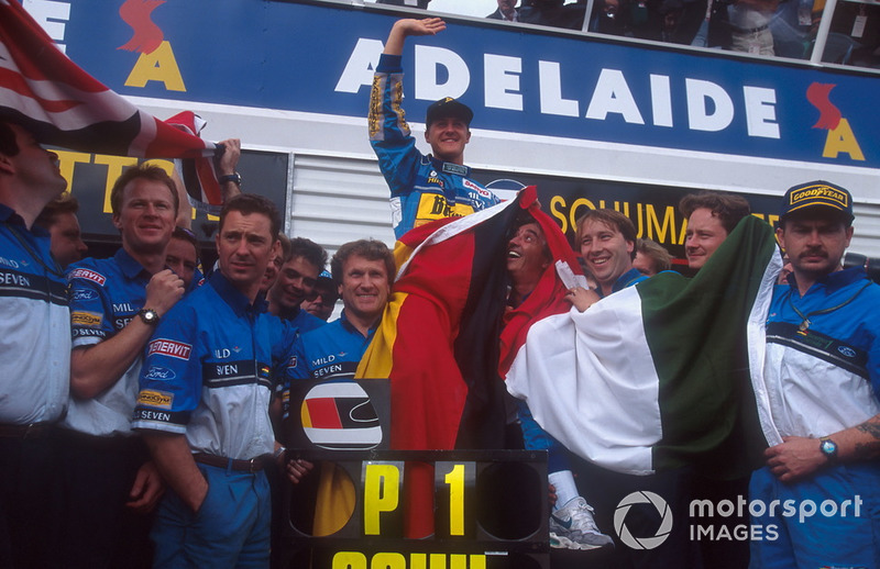 Michael Schumacher, Benetton fête son titre avec Flavio Briatore, Tom Walkinshaw et l'équipe