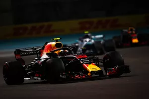 Max Verstappen, Red Bull Racing RB13, devant Valtteri Bottas, Mercedes AMG F1 W09 EQ Power+, et Daniel Ricciardo, Red Bull Racing RB14