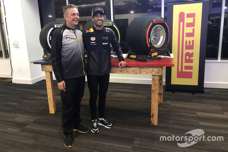 Mario Isola, director deportivo de Pirelli con Daniel Ricciardo, Red Bull Racing