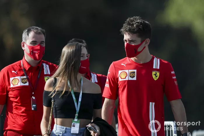 Charles Leclerc, Ferrari llega en coche con su novia, Charlotte Siné 