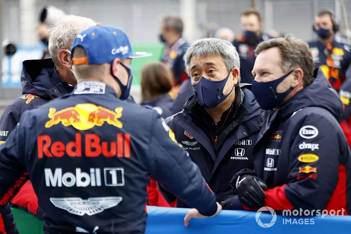 Max Verstappen, Red Bull Racing, 2º puesto, con Helmut Marko, Consultor, Red Bull Racing, Masashi Yamamoto, Director General, Honda Motorsport, y Christian Horner, Director de Equipo, Red Bull Racing, en el Parc Ferme