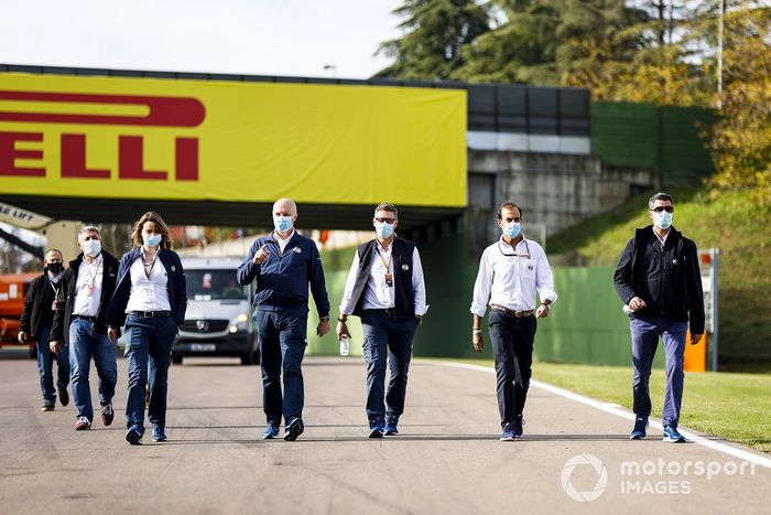 Michael Masi, director de carrera de la F1, Emanuele Pirro, comisario y más miembros de la FIA