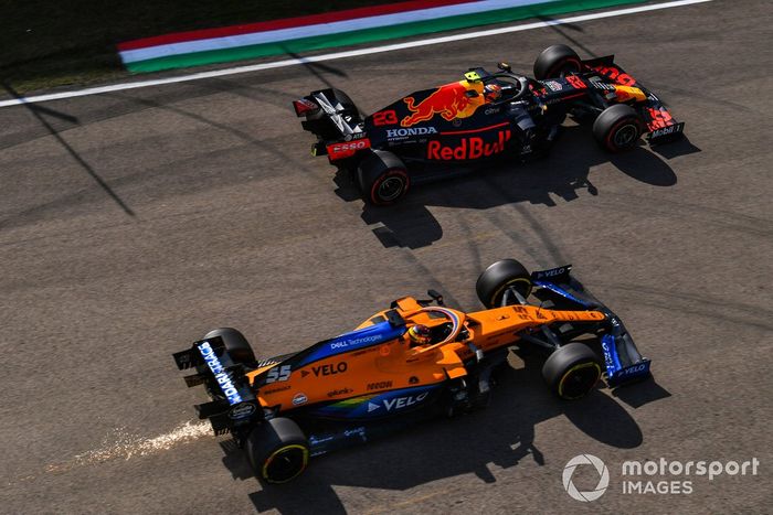 Alex Albon, Red Bull Racing RB16, Carlos Sainz Jr., McLaren MCL35
