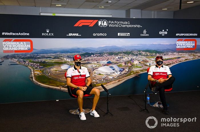 Antonio Giovinazzi, Alfa Romeo, Kimi Raikkonen, Alfa Romeo, en la conferencia de prensa