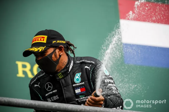 Podio: ganador Lewis Hamilton, Mercedes-AMG F1