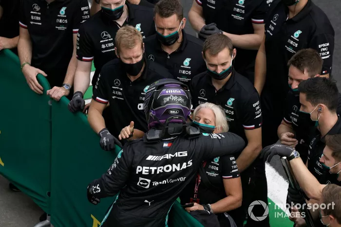 Pole Position de Lewis Hamilton, de Mercedes, celebra con Angela Cullen, fisioterapeuta de Lewis Hamilton, y el equipo de Merecedes