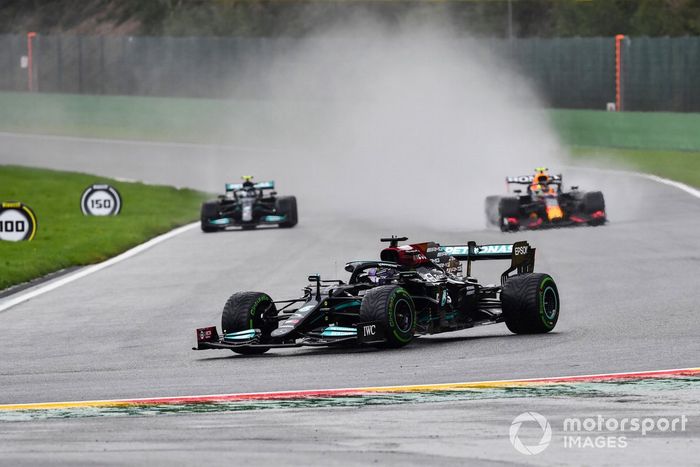 Lewis Hamilton, Mercedes W12, Sergio Pérez, Red Bull Racing RB16B, Valtteri Bottas, Mercedes W12