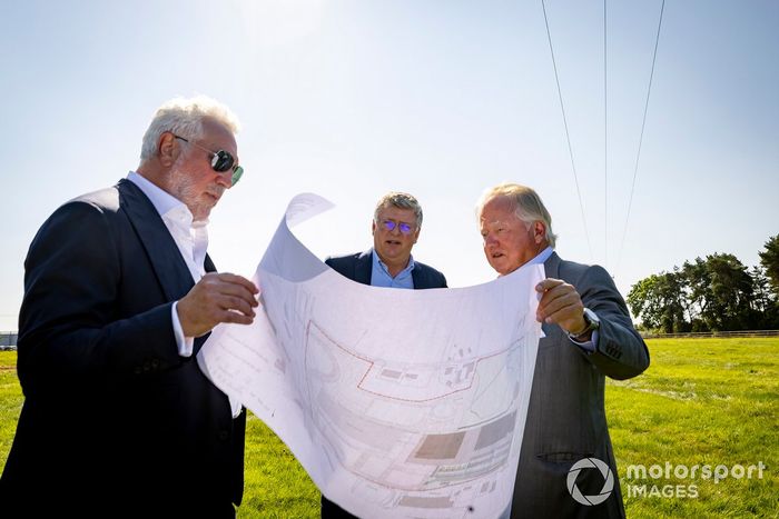 Lawrence Stroll, Owner, Aston Martin F1, Otmar Szafnauer, Team Principal and CEO, Aston Martin F1, and Anthony Bamford, chairman of JCB