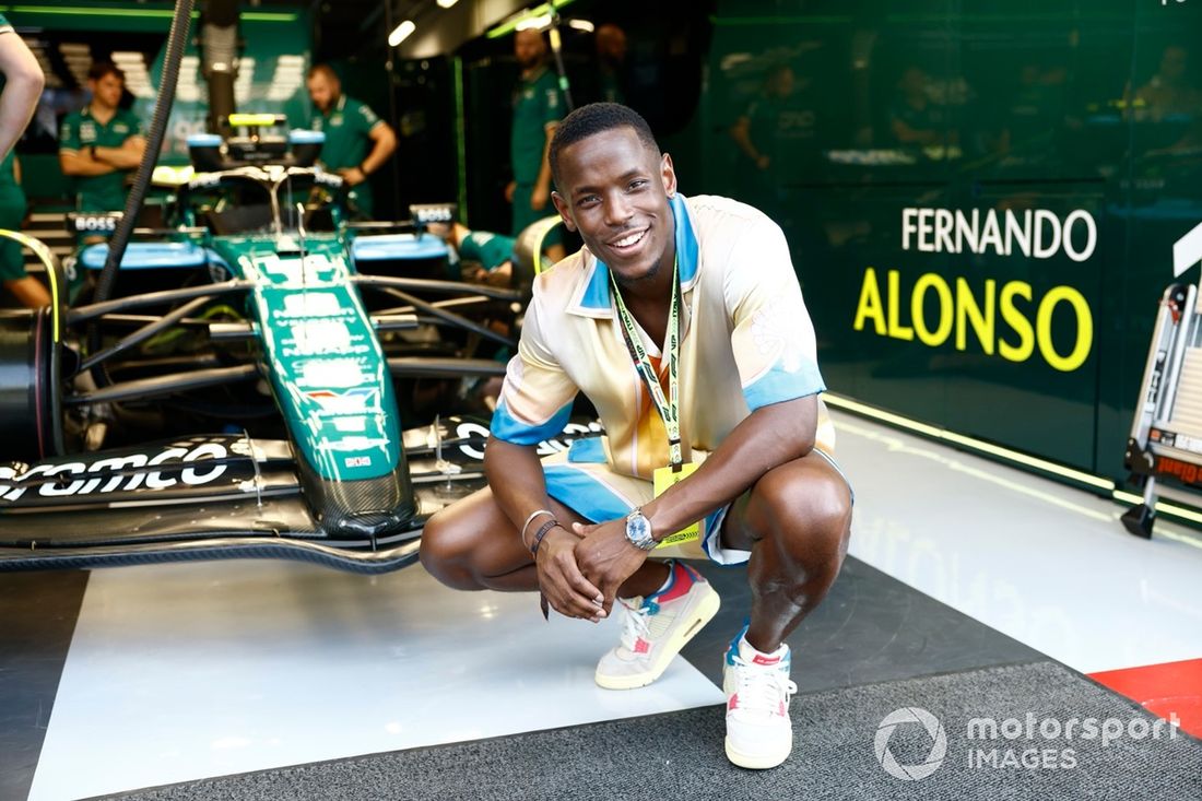 Micheal Ward y Abdel Aziz Gomes visitan el garaje de Aston Martin 