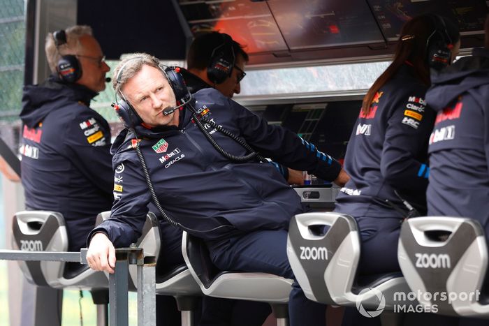 Christian Horner, director del equipo Red Bull Racing, mira hacia el pit lane sentado en el muro de boxes.