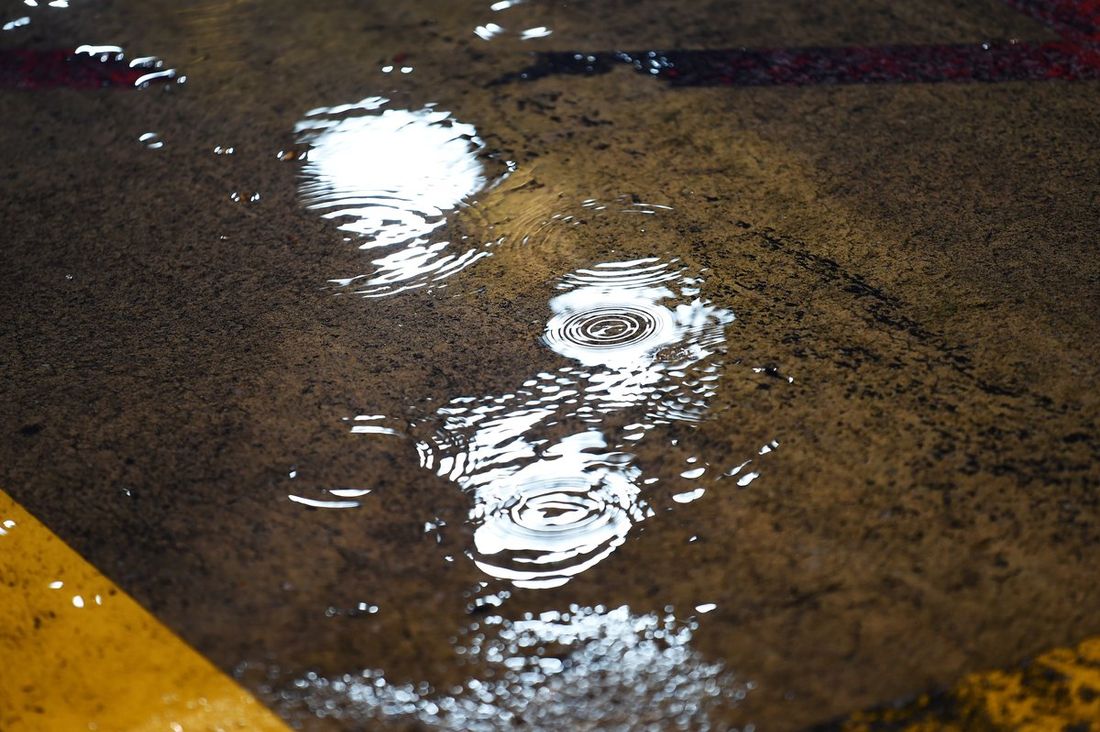 Deszcz pada na pitlane