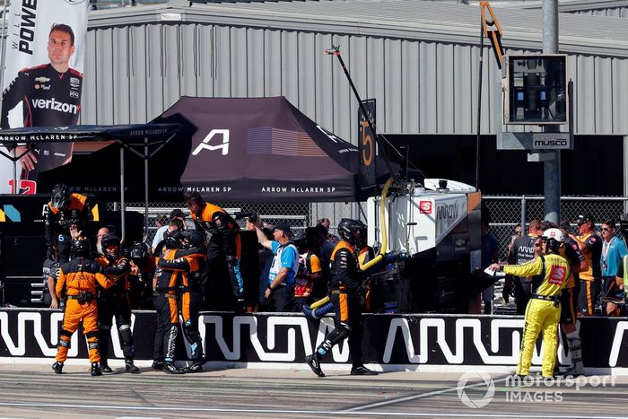 Mecánicos de Patricio O'Ward, Arrow McLaren SP Chevrolet, celebrando la victoria