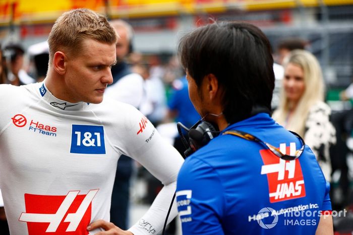 Mick Schumacher, del equipo Haas F1, en la parrilla de salida con Ayao Komatsu, ingeniero jefe de Haas F1