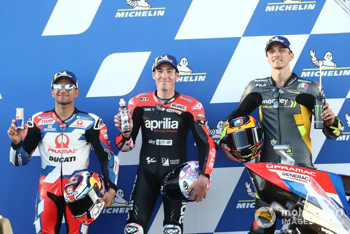 Top 3 calificados: segundo puesto Jorge Martín, Pramac Racing, ganador de la pole Aleix Espargaró, Aprilia Racing Team, y tercer puesto Luca Marini, VR46 Racing Team