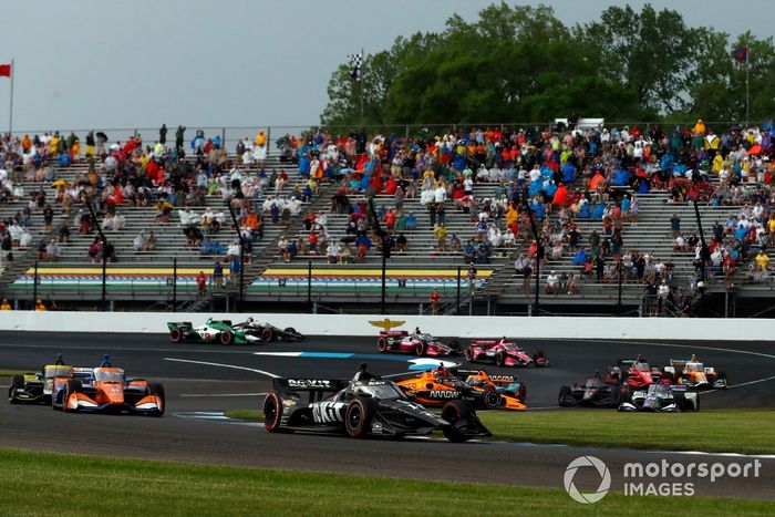 Kyle Kirkwood, AJ Foyt Enterprises Chevrolet; Patricio O'Ward, Arrow McLaren SP Chevrolet hace un trompo y Felix Rosenqvist, Arrow McLaren SP Chevrolet chocan 