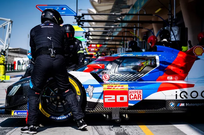 #20 BMW M Team WRT BMW M Hybrid V8: Sheldon Van Der Linde, Robin Frijns, Rene Rast
