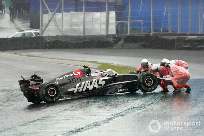 Los comisarios empujan a Nico Hulkenberg, Haas VF-24, de vuelta a la pista