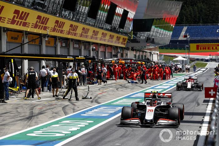 Kevin Magnussen, Haas VF-20, Kimi Raikkonen, Alfa Romeo Racing C39