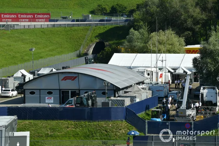 Una vista panorámica del paddock y del complejo televisivo
