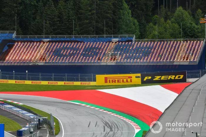Una tribuna illuminata per Carlos Sainz Jr., McLaren