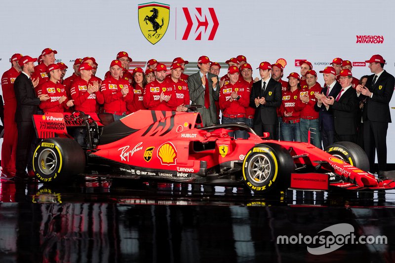 Гонщики Ferrari Шарль Леклер и Себастьян Феттель в окружении команды