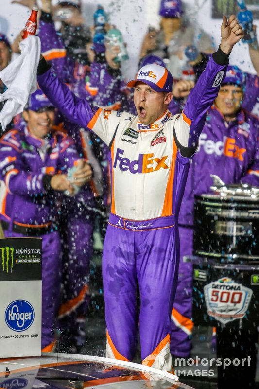 Denny Hamlin, Joe Gibbs Racing, Toyota Camry FedEx Express in victory lane
