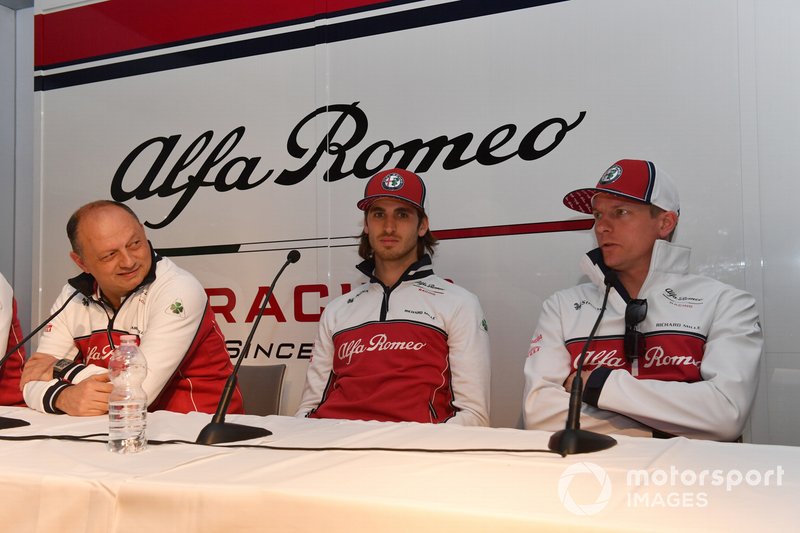 Frederic Vasseur, Alfa Romeo Racing, Takım Patronu, Antonio Giovinazzi, Alfa Romeo Racing ve Kimi Raikkonen, Alfa Romeo Racing basın toplantısında