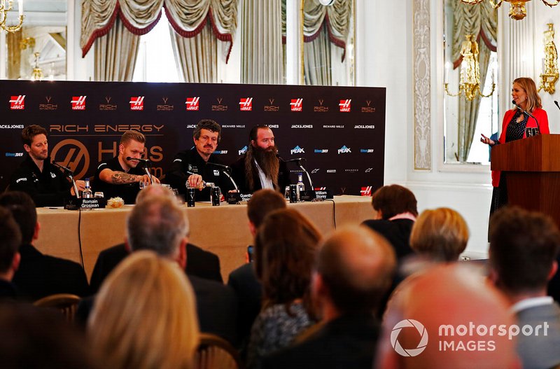 Romain Grosjean, Haas F1 Team, Kevin Magnussen, Haas F1 Team, Guenther Steiner, Team Principal, Haas F1, William Storey, CEO Rich Energy e la presentatrice Nicki Shields