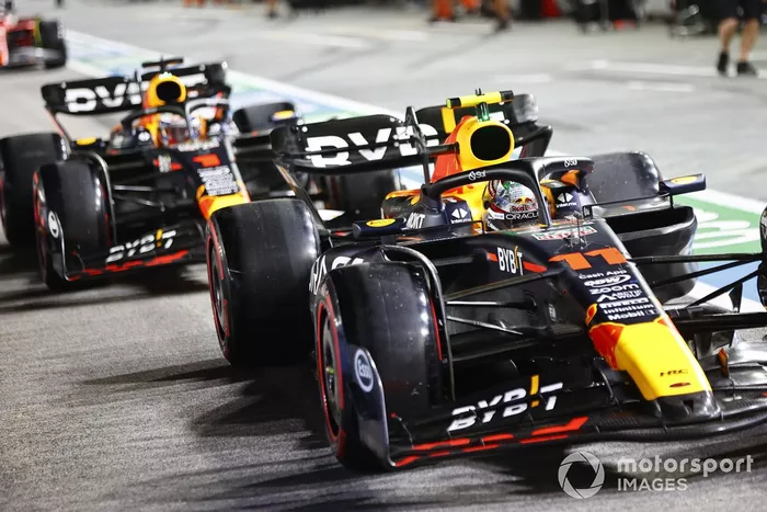 Sergio Pérez, Red Bull Racing RB19, Max Verstappen, Red Bull Racing RB19, en boxes.