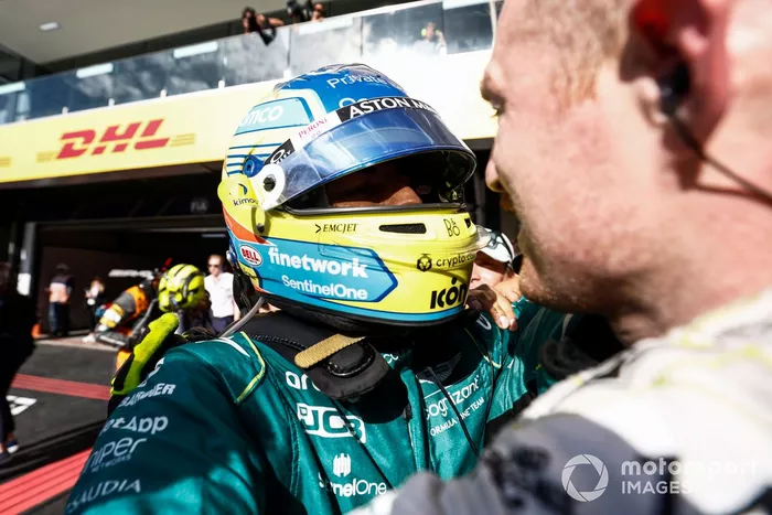 Fernando Alonso, Aston Martin F1 Team, 3ª posición, celebra su llegada al Parc Ferme