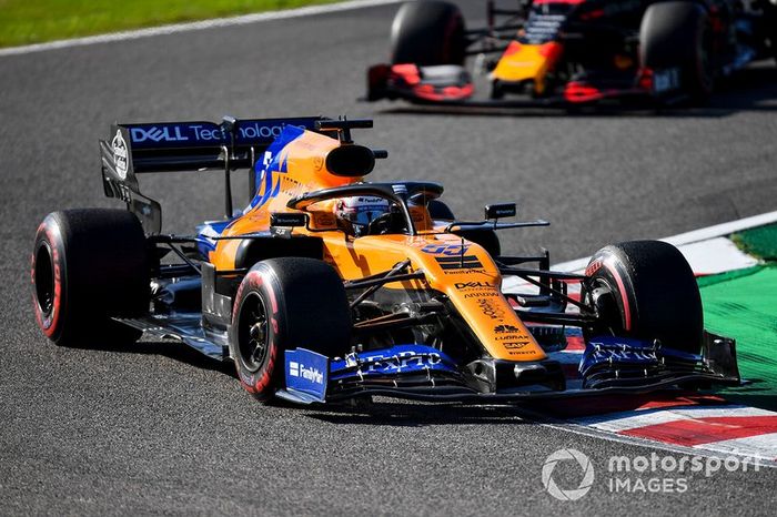 Carlos Sainz Jr., McLaren MCL34, Alex Albon, Red Bull RB15