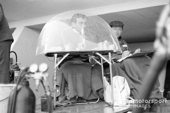 Un cronometrador en boxes durante una lluvia