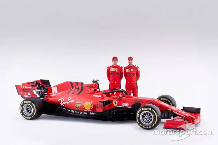 Sebastian Vettel y Charles Leclerc con el Ferrari SF1000