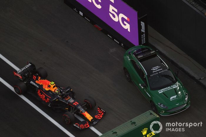 Sergio Pérez, Red Bull Racing RB16B, pasa por el Medical Car en el pit lane