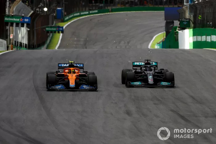 Lando Norris, McLaren MCL35M, lucha con Lewis Hamilton, Mercedes W12