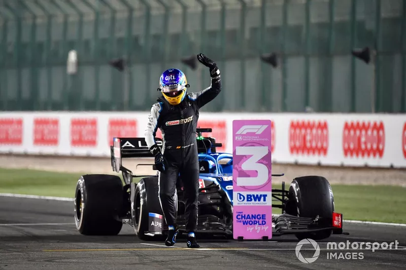 Fernando Alonso, Alpine A521, tercer clasificado del GP de Qatar, lo celebra en la recta principal
