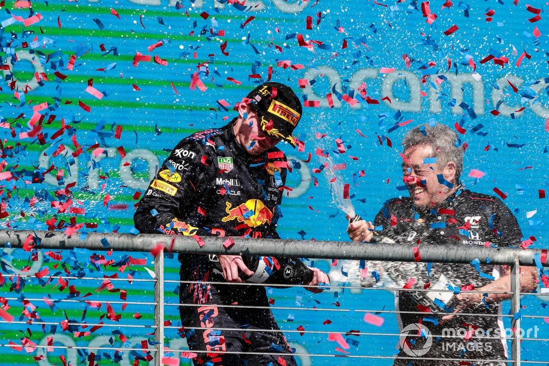 Max Verstappen, Red Bull Racing, 1ª posición, y Masashi Yamamoto, Director General de Honda Motorsport, celebran en el podio.