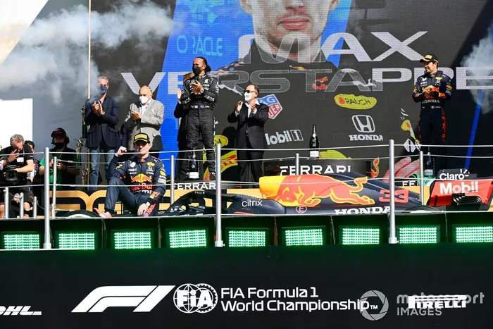 Podio: segundo lugar Lewis Hamilton, Mercedes,  ganador Max Verstappen, Red Bull Racing, tercer lugar Sergio Pérez, Red Bull Racing
