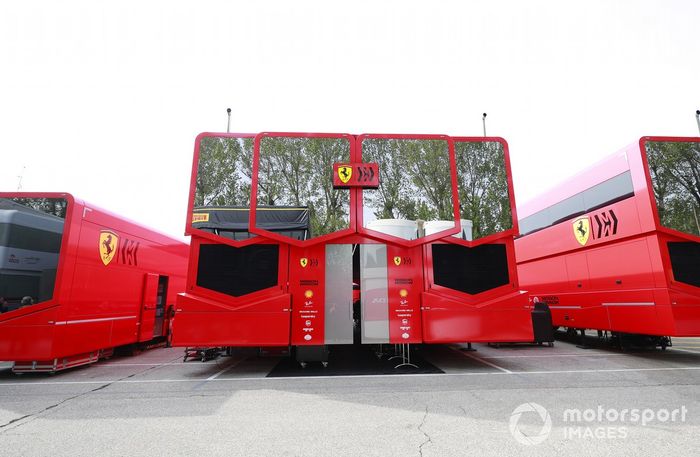 El motorhome de Ferrari en el paddock
